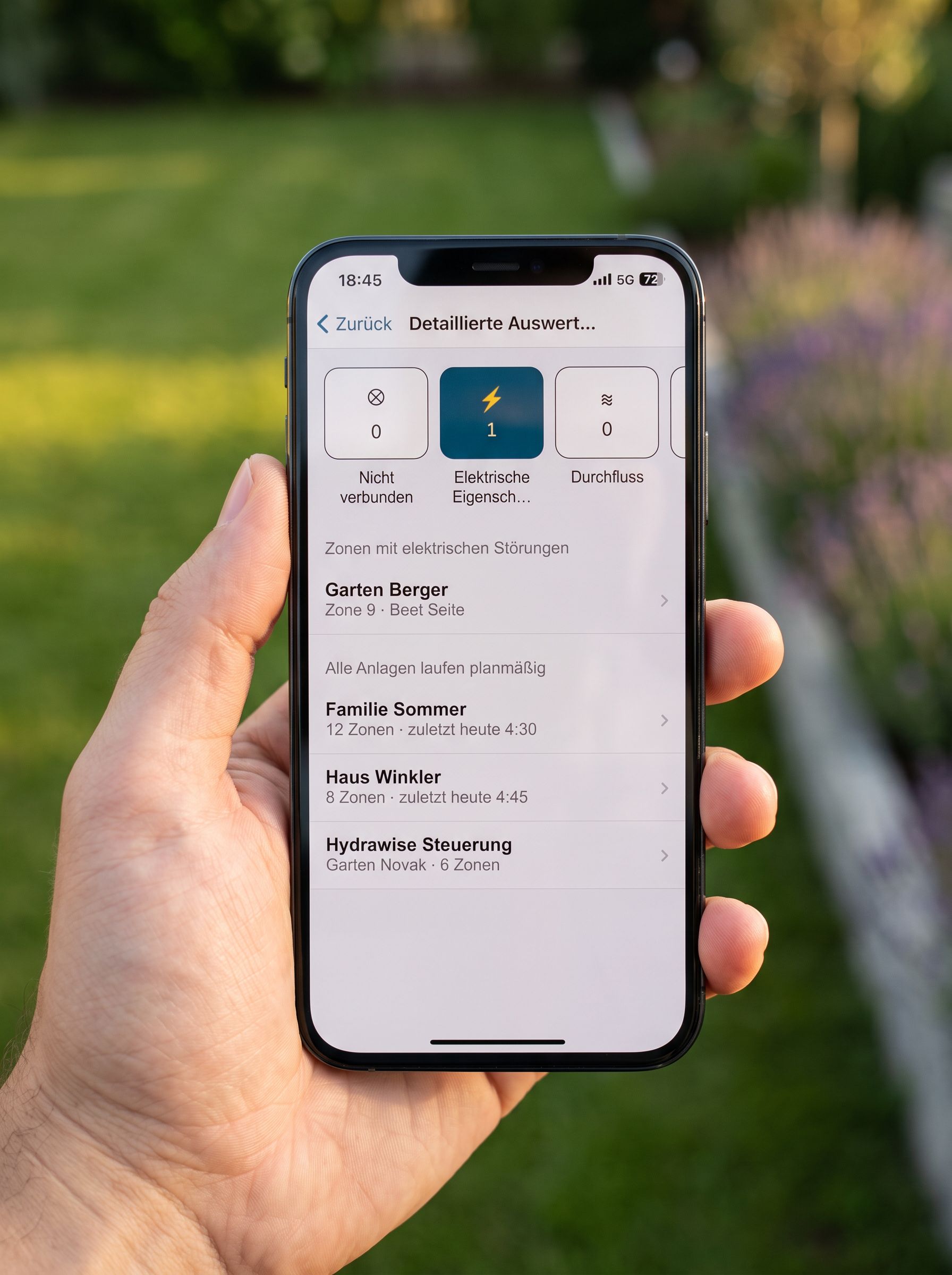 Smartphone mit der Hydrawise-Kundenübersicht: eine elektrische Störung erkannt, alle anderen Anlagen laufen planmäßig