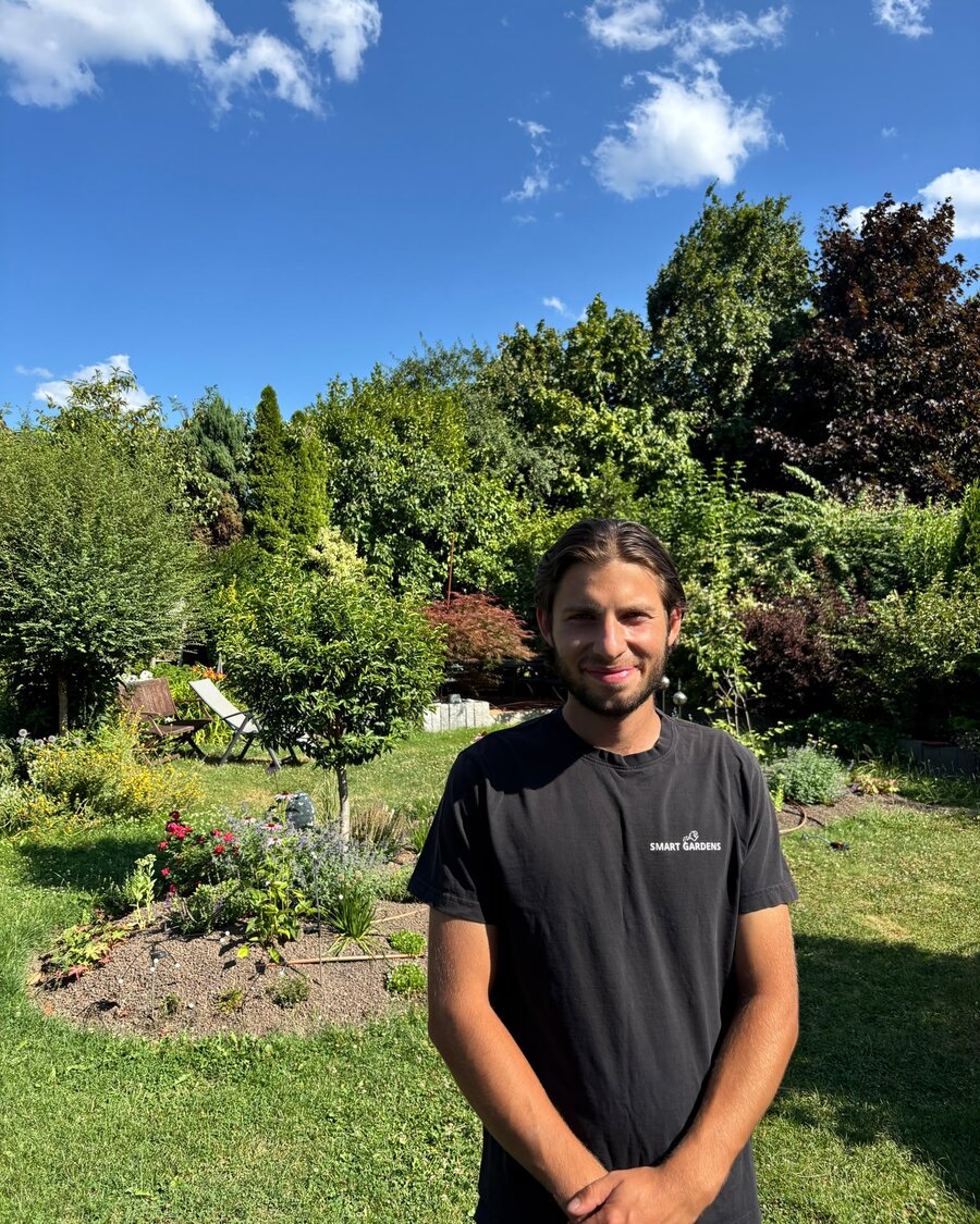 Ferid Dzaferi, Inhaber von Smart Gardens, im Garten